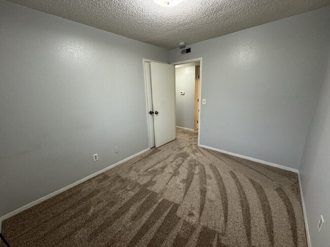 Building Photo - WARNING: YOU MAY FALL IN LOVE with this 2 Bed, 1 Bath Apartment!