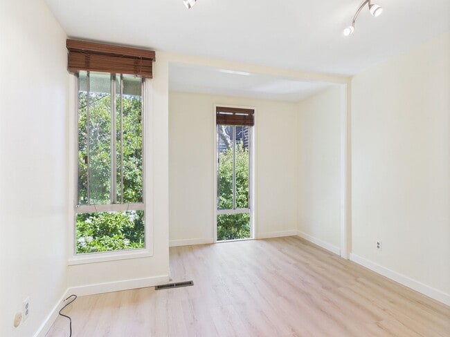 Building Photo - Spacious 2 bedroom condo available in Nort...