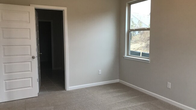 Building Photo - 3 BEDROOM TOWNHOME IN OAKWOOD!