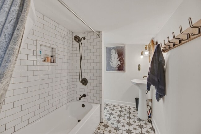 Building Photo - 117 7th Ave N