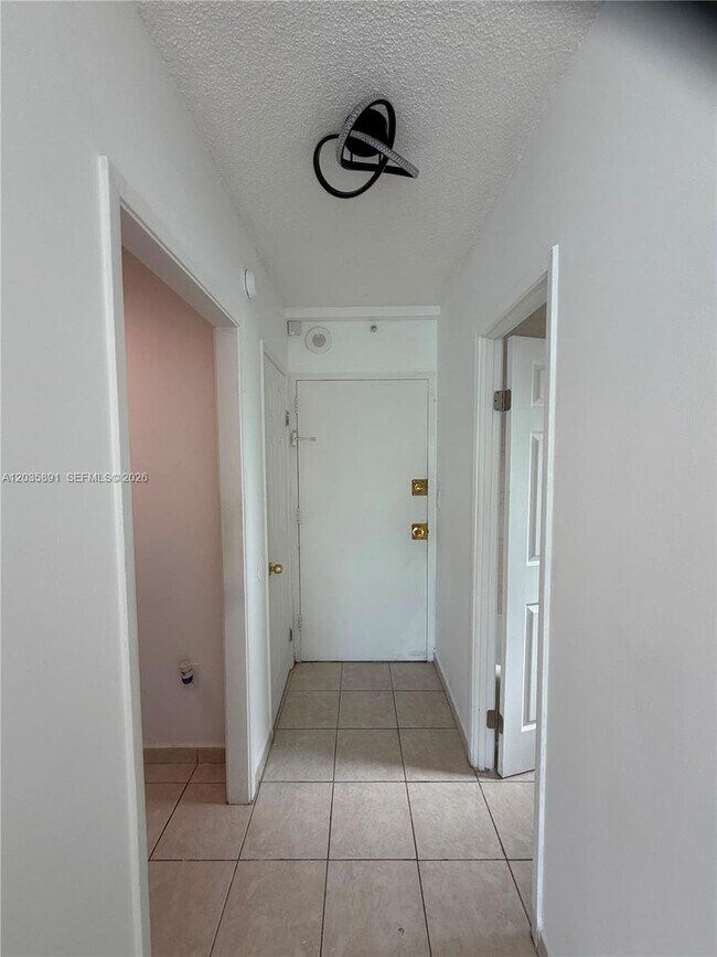 Building Photo - 400 Kings Point Dr