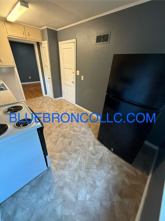 Building Photo - Beautiful 2 bedroom 1 bathroom home with 1...