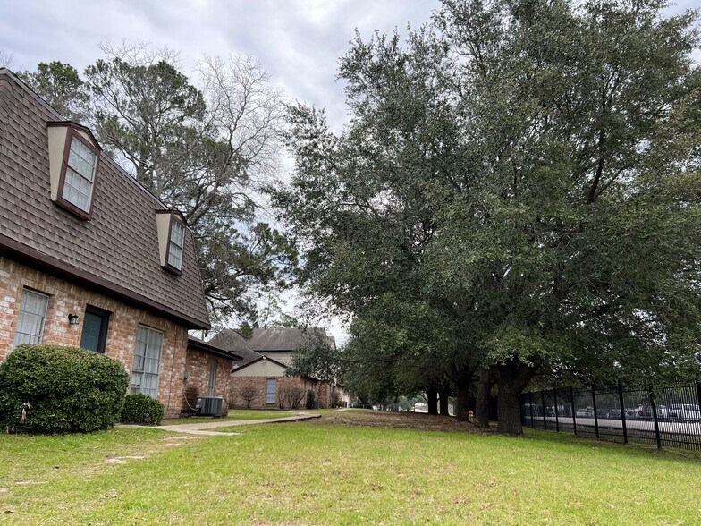 Pinewood Townhomes 811 I45 S Conroe TX 77301 Apartment Finder