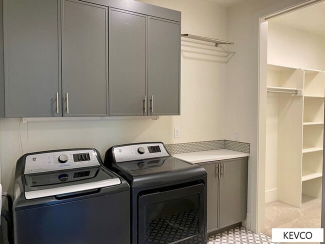 Building Photo - Luxury Old Town Living
