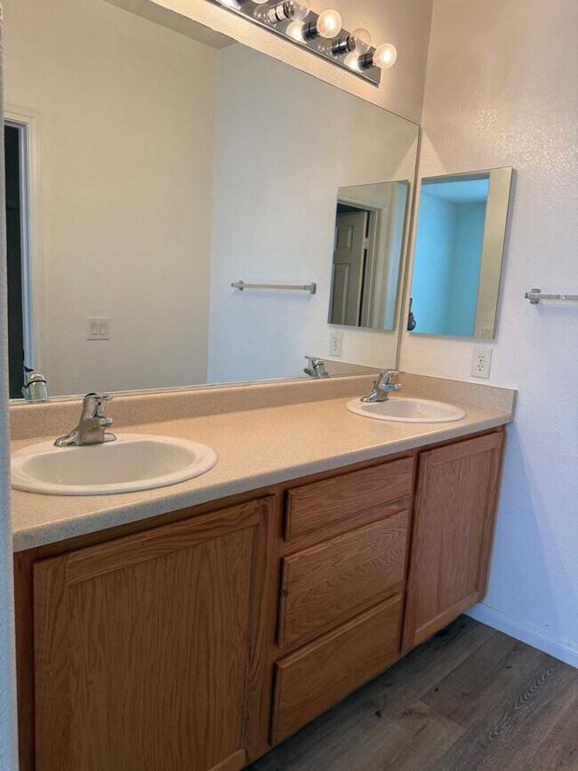 Building Photo - Move-In Ready Opportunity