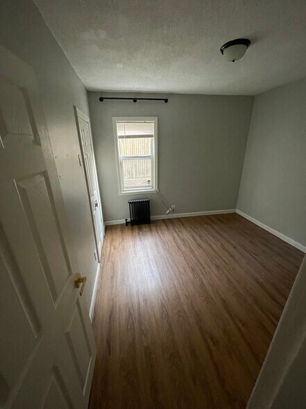 Building Photo - 884 River Ave