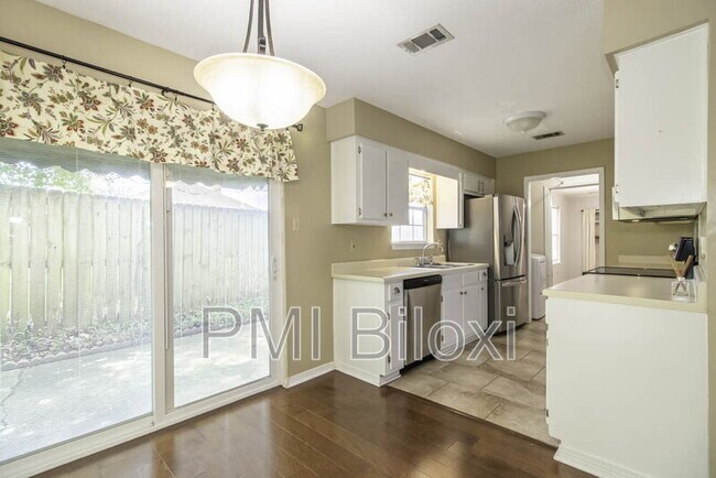 Building Photo - 776 Whitney Dr
