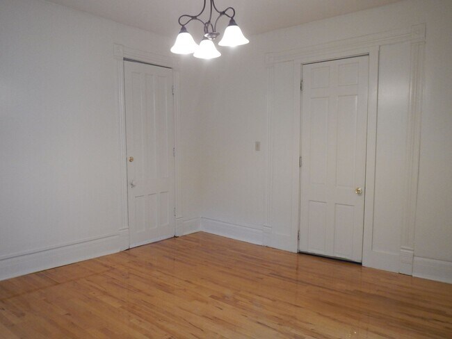 Building Photo - Newly Renovated 1st Floor Apartment with G...