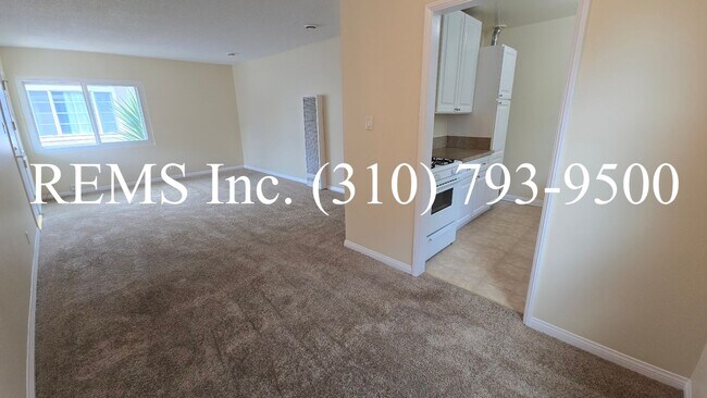 Building Photo - Bright Upstairs 1 Bedroom Apartment w/ Shared Garage Parking