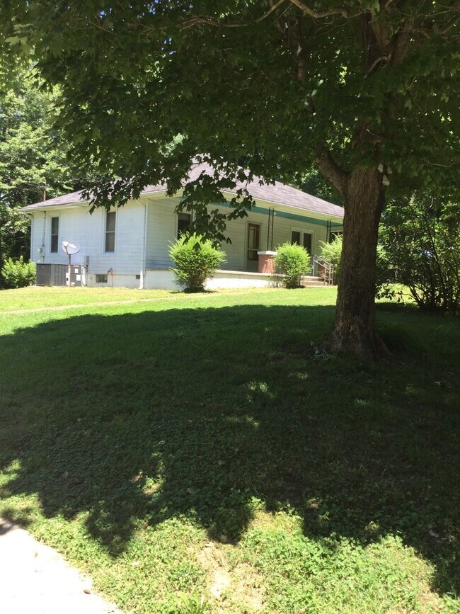 Building Photo - Country Living on 2 Acres! Palmyra Area. 2 Bed/1 Bath and a office.