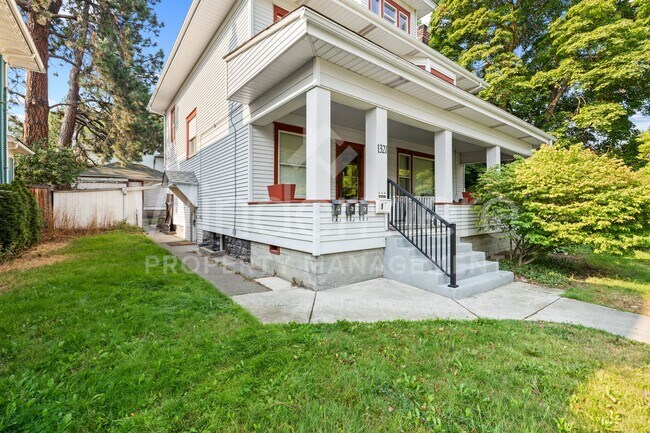 Building Photo - 1321 W 11th Ave