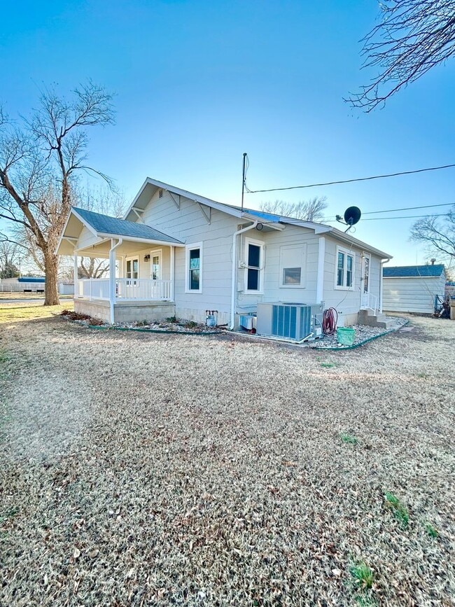 Building Photo - Two Bed, One Bath House