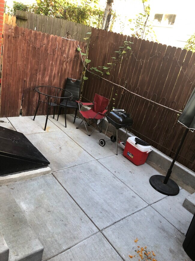 patio - 861 E Westmoreland St