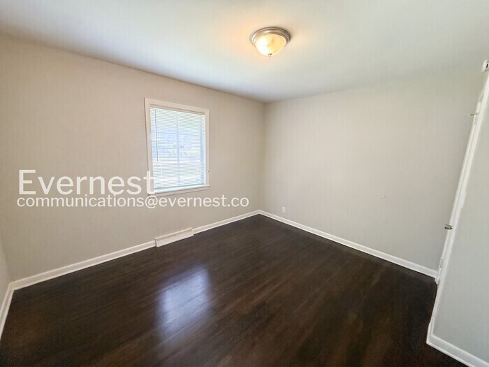 Building Photo - 9825 Maple Ln