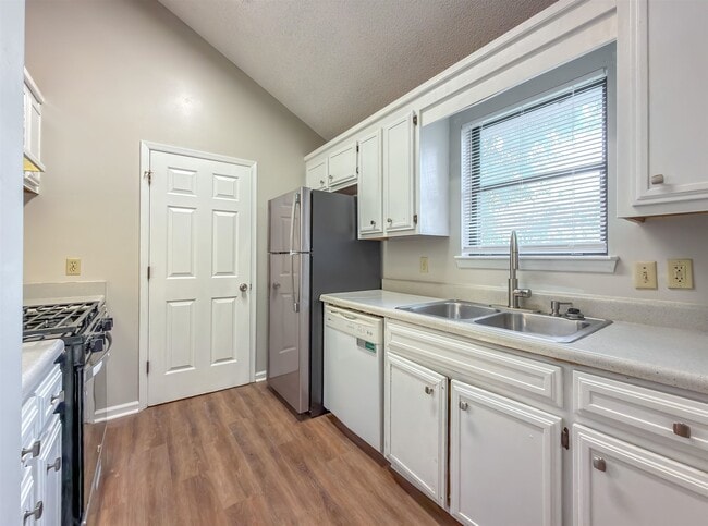 Building Photo - 1556 Twin Lakes Cir