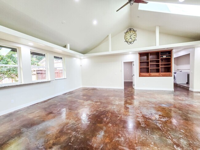 Building Photo - Spacious 3BD Rambler