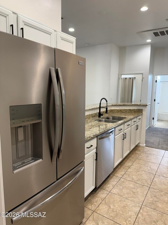 Building Photo - 2028 E River Rd