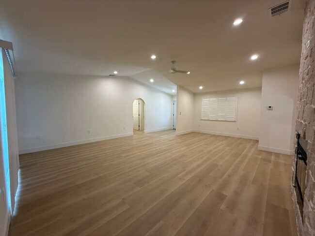 Building Photo - Gorgeous 3 bedrooms, 2.5 baths home