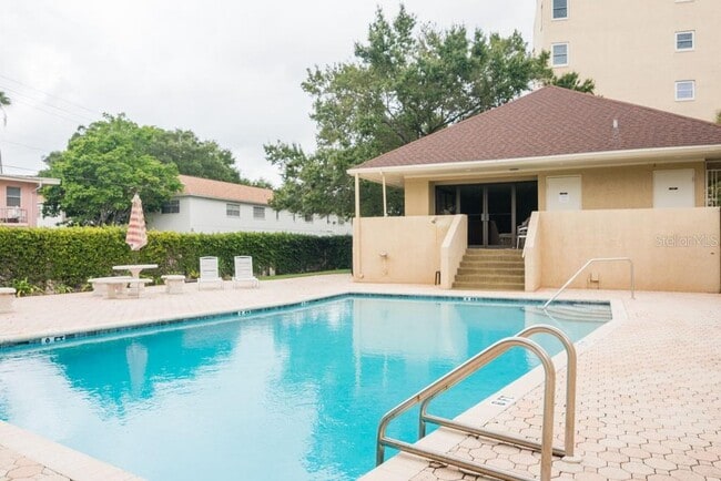 Building Photo - 160 Columbia Dr