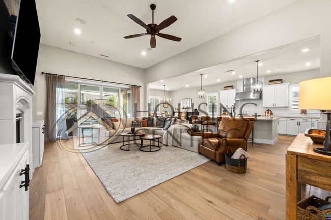 Building Photo - STUNNING Single Story Home with a Resort Style Backyard!