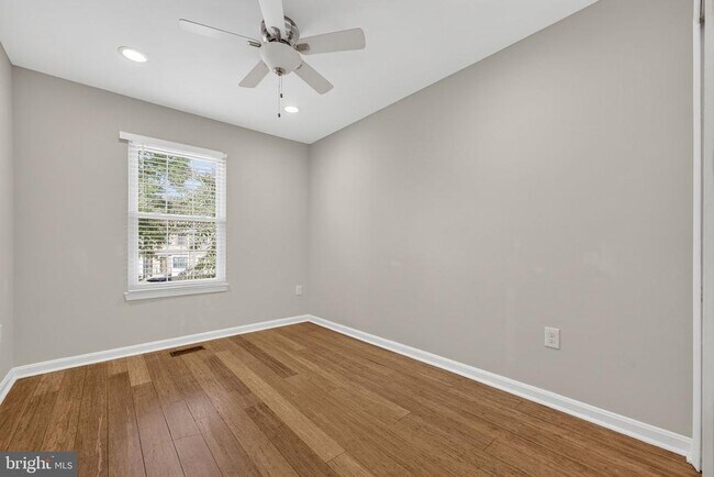 Building Photo - 8605 Western Oak Dr