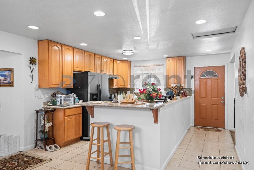 Building Photo - 819 Coral Dr