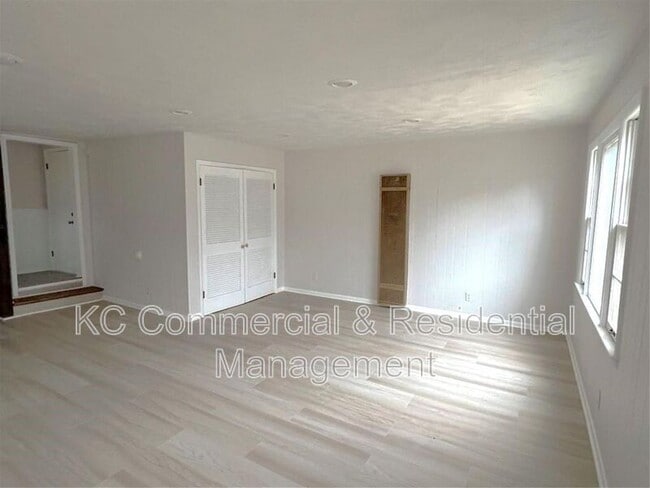 Building Photo - 802 E 75th Terrace