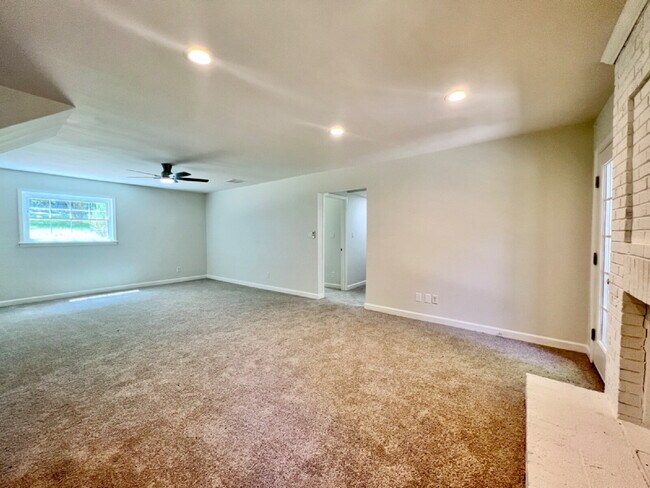 Building Photo - SPACIOUS 4 BEDROOM CLOSE TO MATTHEWS!