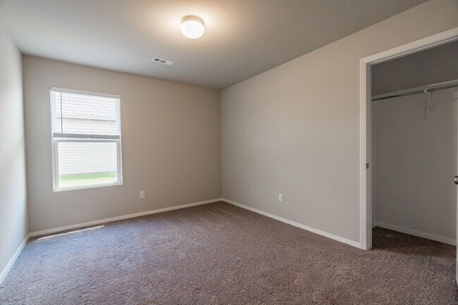 Building Photo - Large 4 Bedroom Home w/3 car Garage and Hu...