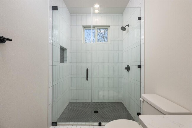 Building Photo - 510 E 7th St