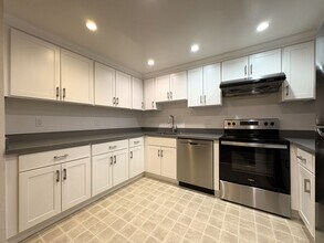 Building Photo - Spacious Updated 2 Bed / 2 Bath Condo with A/C, Huge Balcony & Community Pool