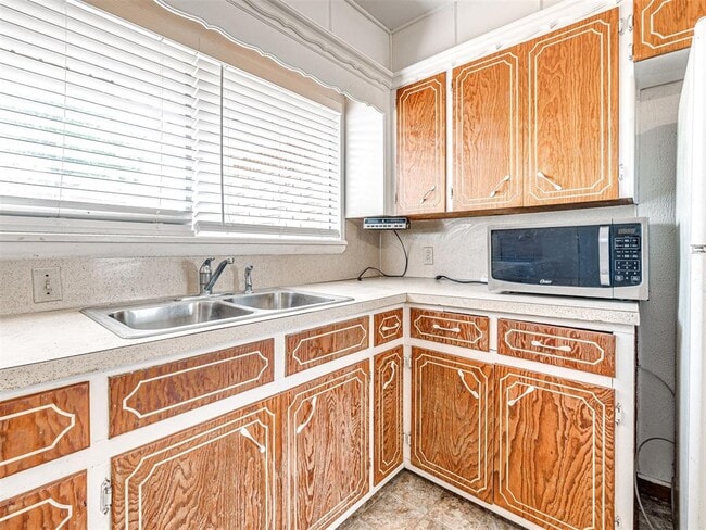 Building Photo - 1212 Lynnwood Dr