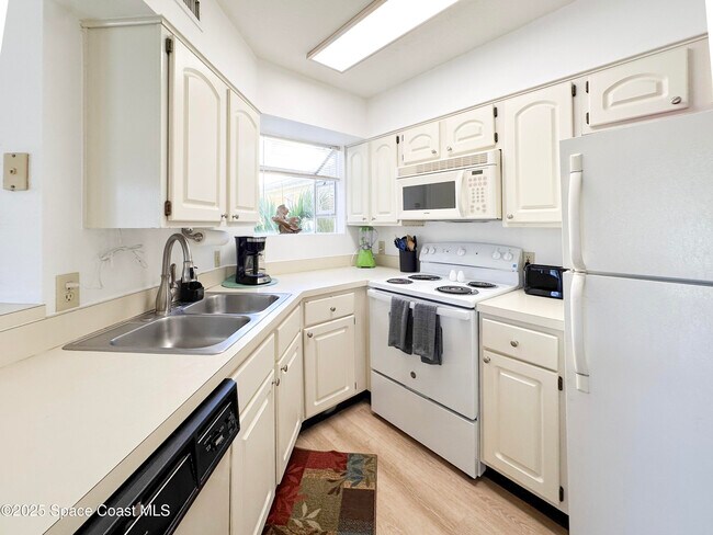 Building Photo - 1900 Brittany Dr