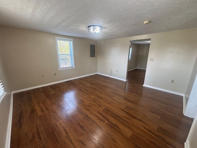 Building Photo - Radford, 2 BR / 1 BA, Available Now