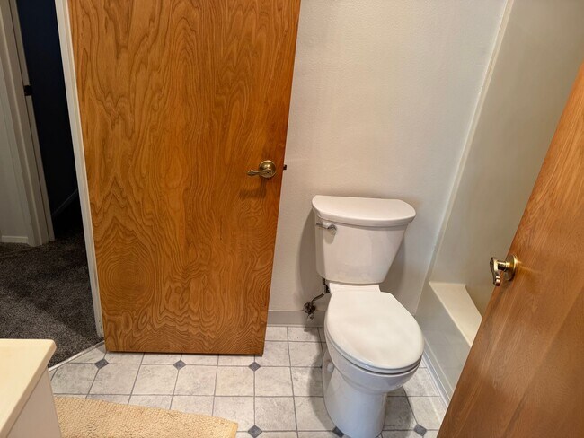 Building Photo - $500 off 1st Rent - Spacious 3 bedroom, 1.5 bathroom Townhouse, Lush Greenspace