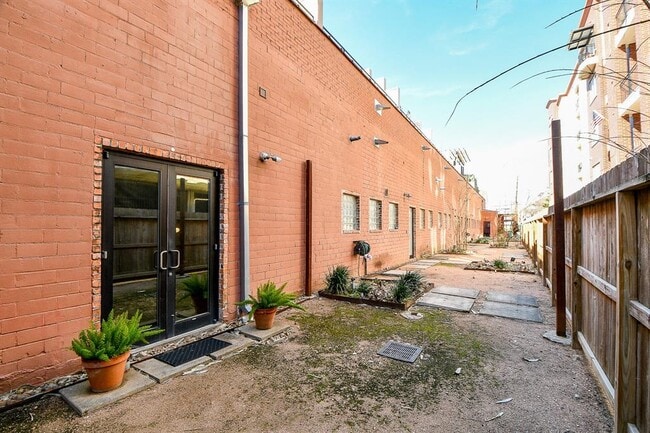 Building Photo - 1717 W Webster St