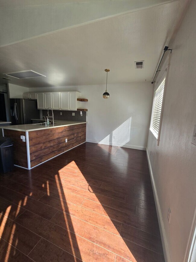 Building Photo - 3 BR 2 BA Available Now
