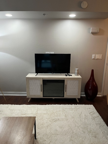 Building Photo - 425 W Beech St