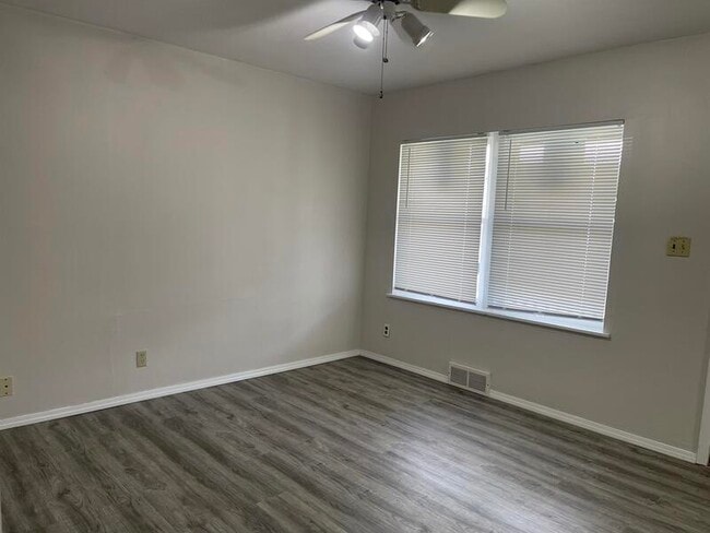 Building Photo - 1000 N Hewett Ave
