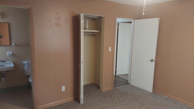 Building Photo - 2112 Limoges Dr E