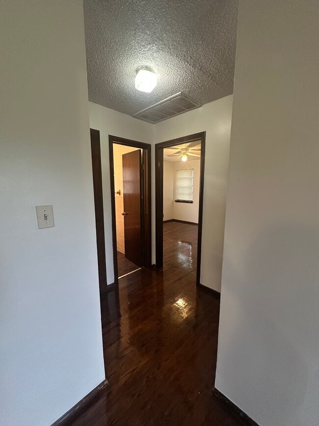 Building Photo - 4 Bed, 2 Bath, 2 dInng, 2 Living