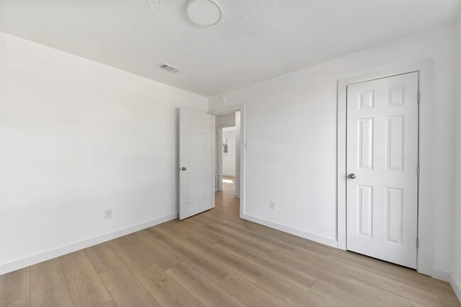 Building Photo - 2042 Lexington Woods Dr