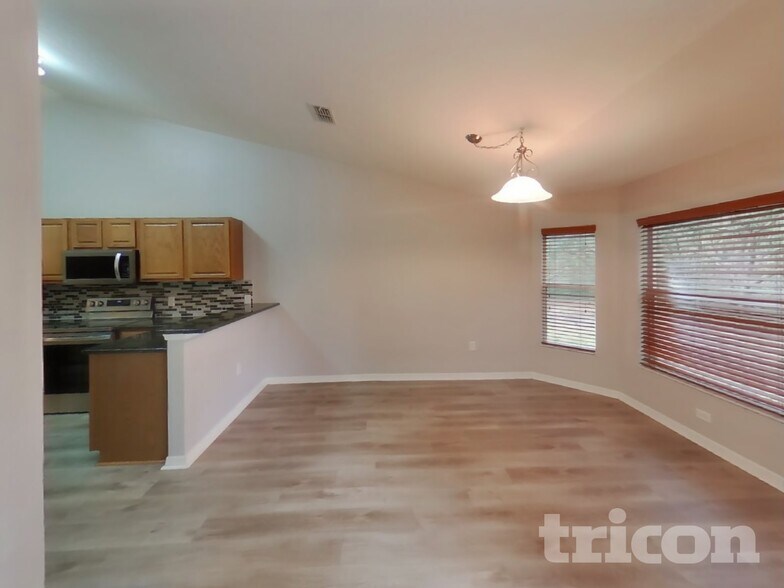 Building Photo - 39 Balsam St