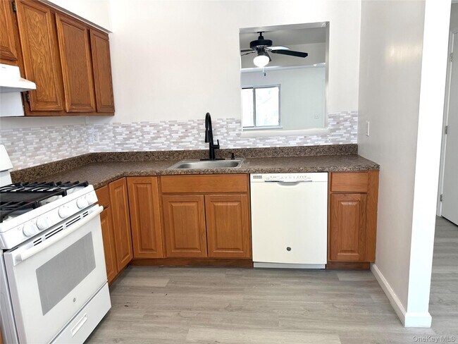 Building Photo - 205 Everett Pl