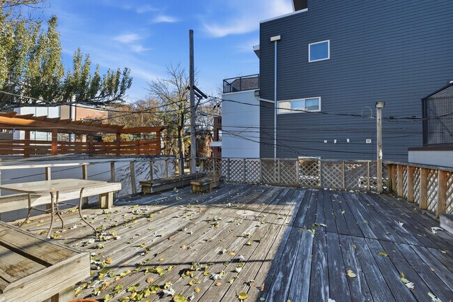 Building Photo - 823 N Hoyne Ave