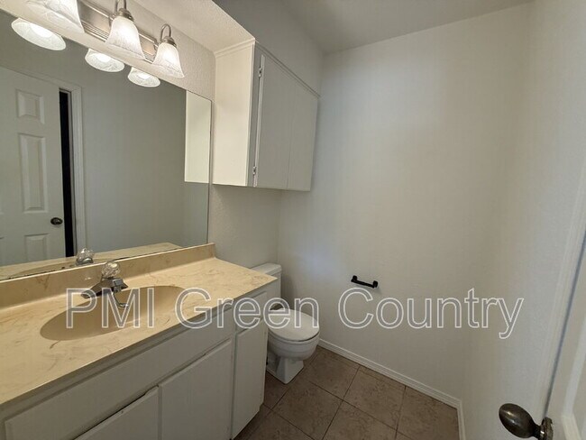 Building Photo - 6028 S 90th E Pl