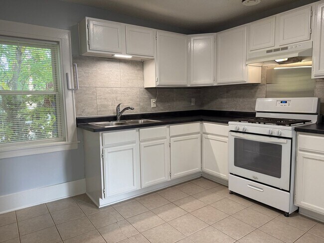 Building Photo - 1507 N Newton Ave