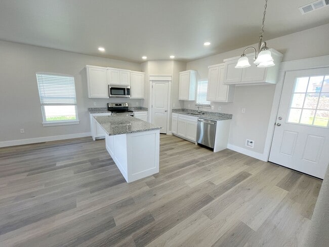 Building Photo - Stunning 2bd 1ba house in a new neighborhood