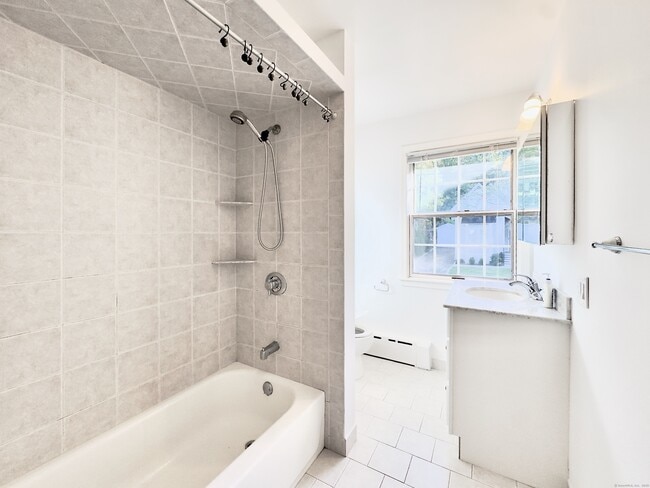 Building Photo - 48 Pemberwick Rd