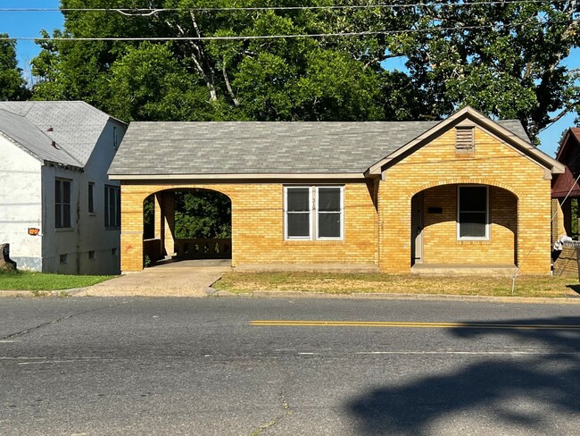 Primary Photo - Cozy 3-Bedroom House on Linwood Ave.